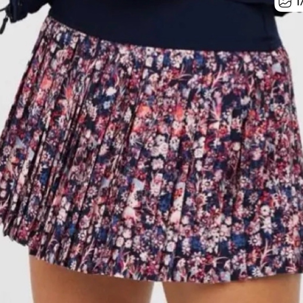 Like new! AERIE offline skirt with spandex! Small